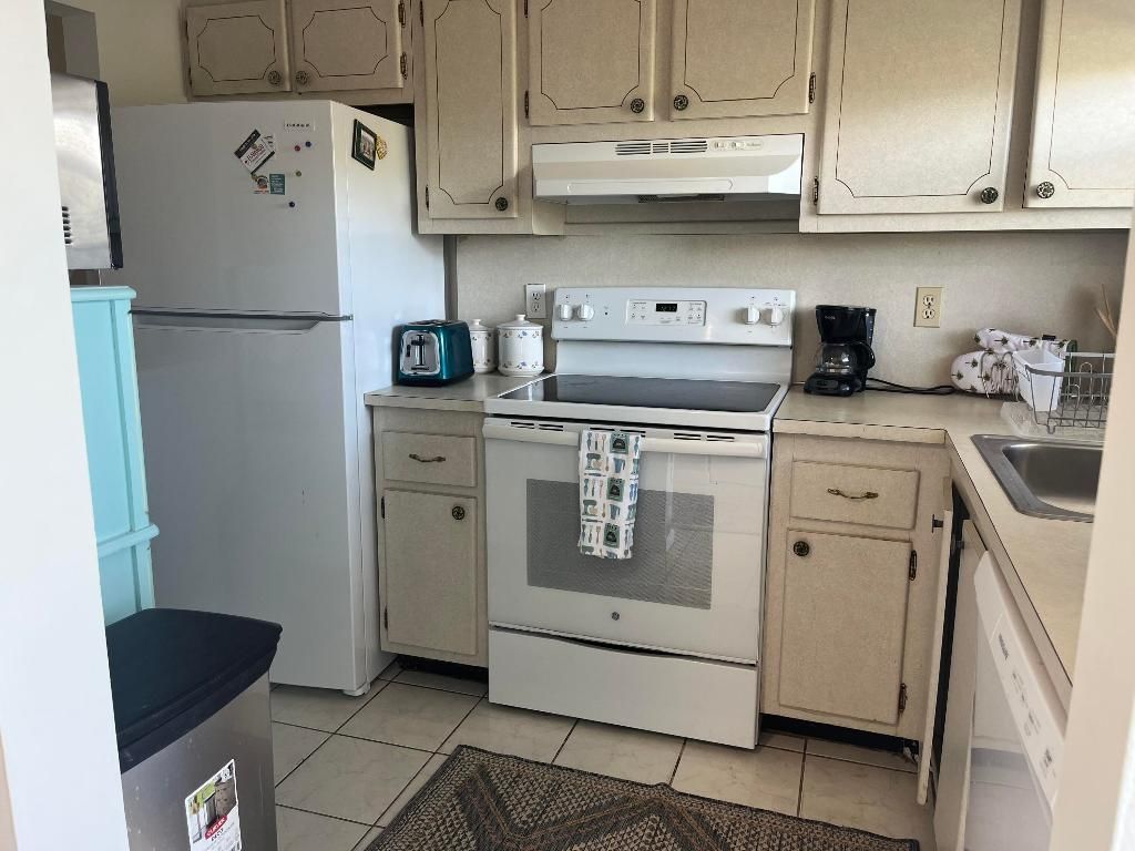 1638 Embassy Drive, Unit 409, West Palm Beach, FL 33401 Photo