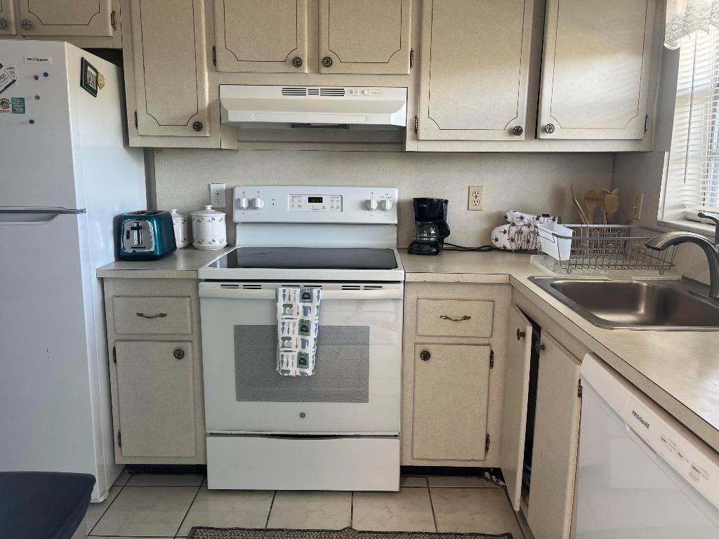 1638 Embassy Drive, Unit 409, West Palm Beach, FL 33401 Photo