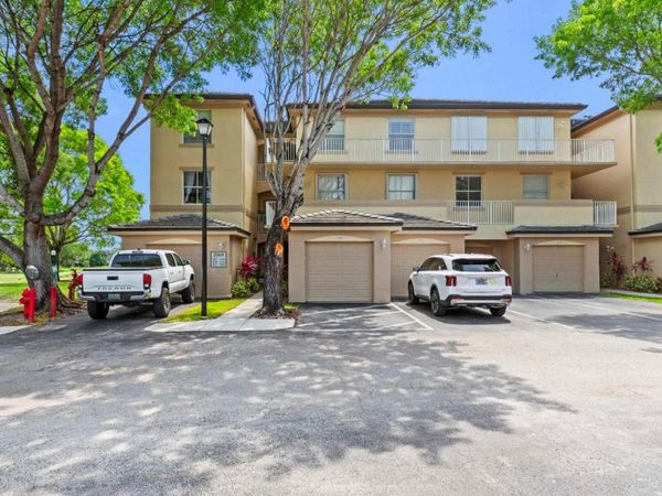 2060 Greenview Shores Boulevard, Unit 318, Wellington, FL 33414