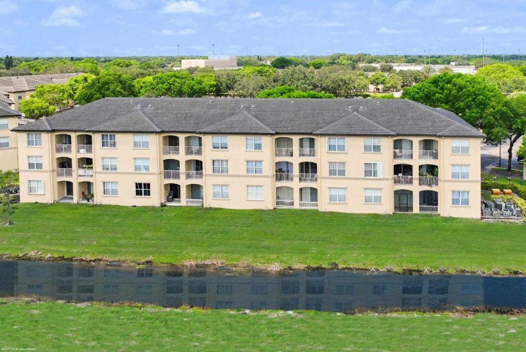 2060 Greenview Shores Boulevard, Unit 318, Wellington, FL 33414 Photo