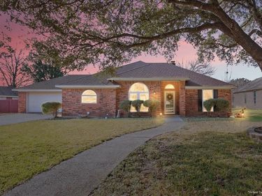 327 E Chapman Road , Hewitt, TX 76643