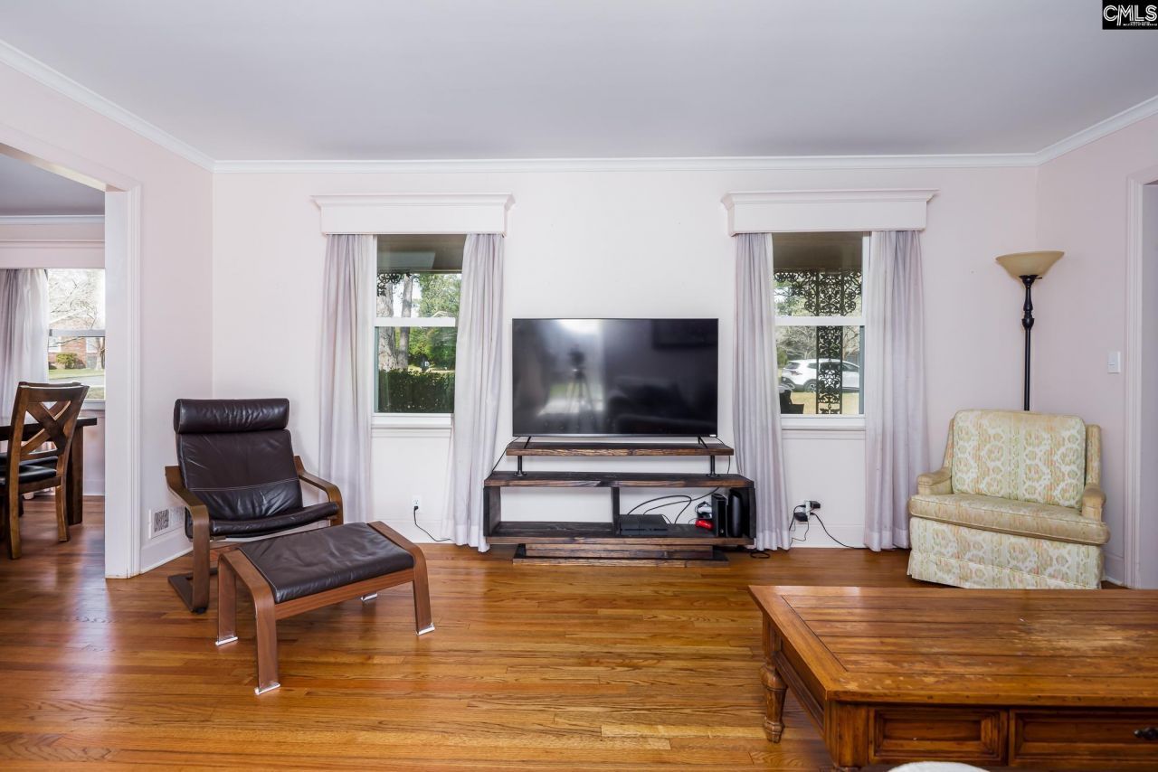 289 King Charles Road Photo 4