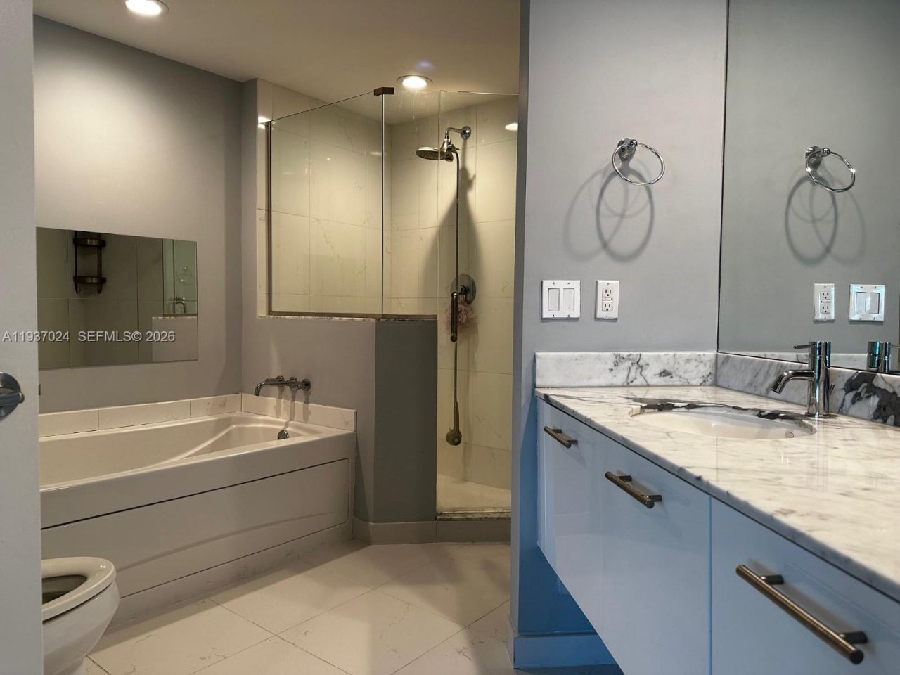 500 Brickell Ave , Unit 3307, Miami, FL 33131 Photo