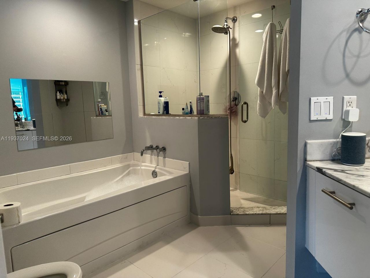 500 Brickell Ave , Unit 3307, Miami, FL 33131 Photo