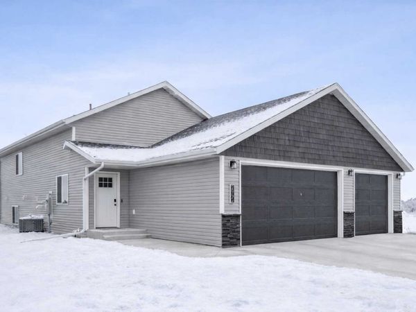 2992 74th Avenue S, Fargo, ND 58104