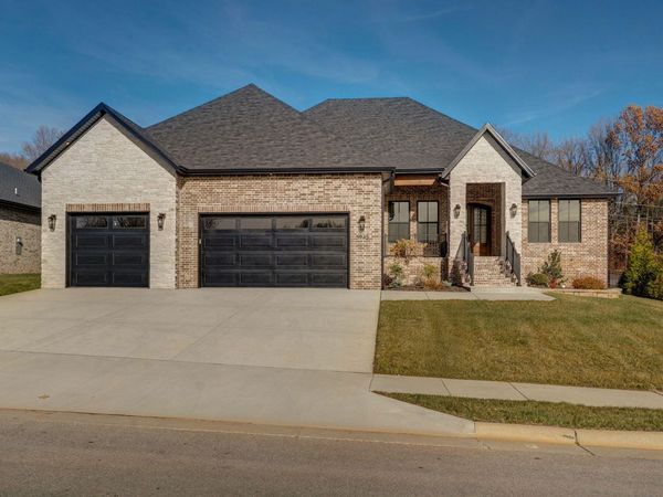 3945 E Woodhue Street , Springfield, MO 65802