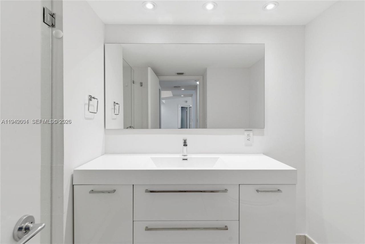 3598 Yacht Club Dr , Unit 1101, Aventura, FL 33180 Photo