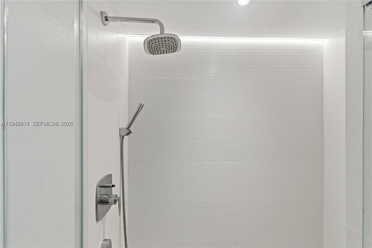 3598 Yacht Club Dr , Unit 1101, Aventura, FL 33180 Photo