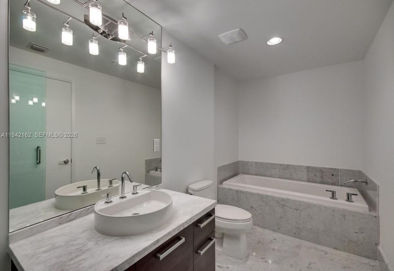 253 NE 2nd St , Unit 1107, Miami, FL 33132 Photo