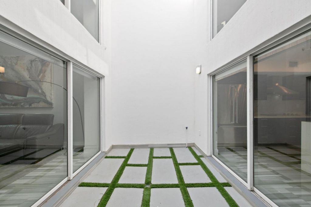 910 NE 16th Terrace, Unit 2, Fort Lauderdale, FL 33304 Photo