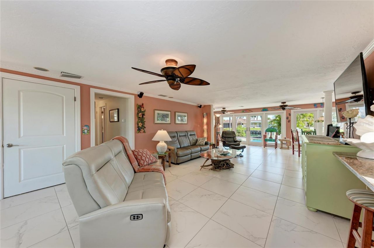 608 Hampshire Lane, Holmes Beach, FL 34217 Photo