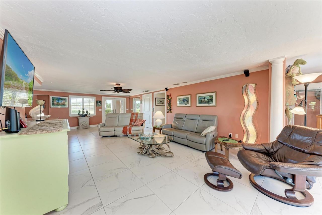 608 Hampshire Lane, Holmes Beach, FL 34217 Photo