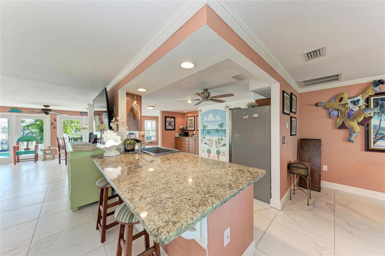 608 Hampshire Lane, Holmes Beach, FL 34217 Photo