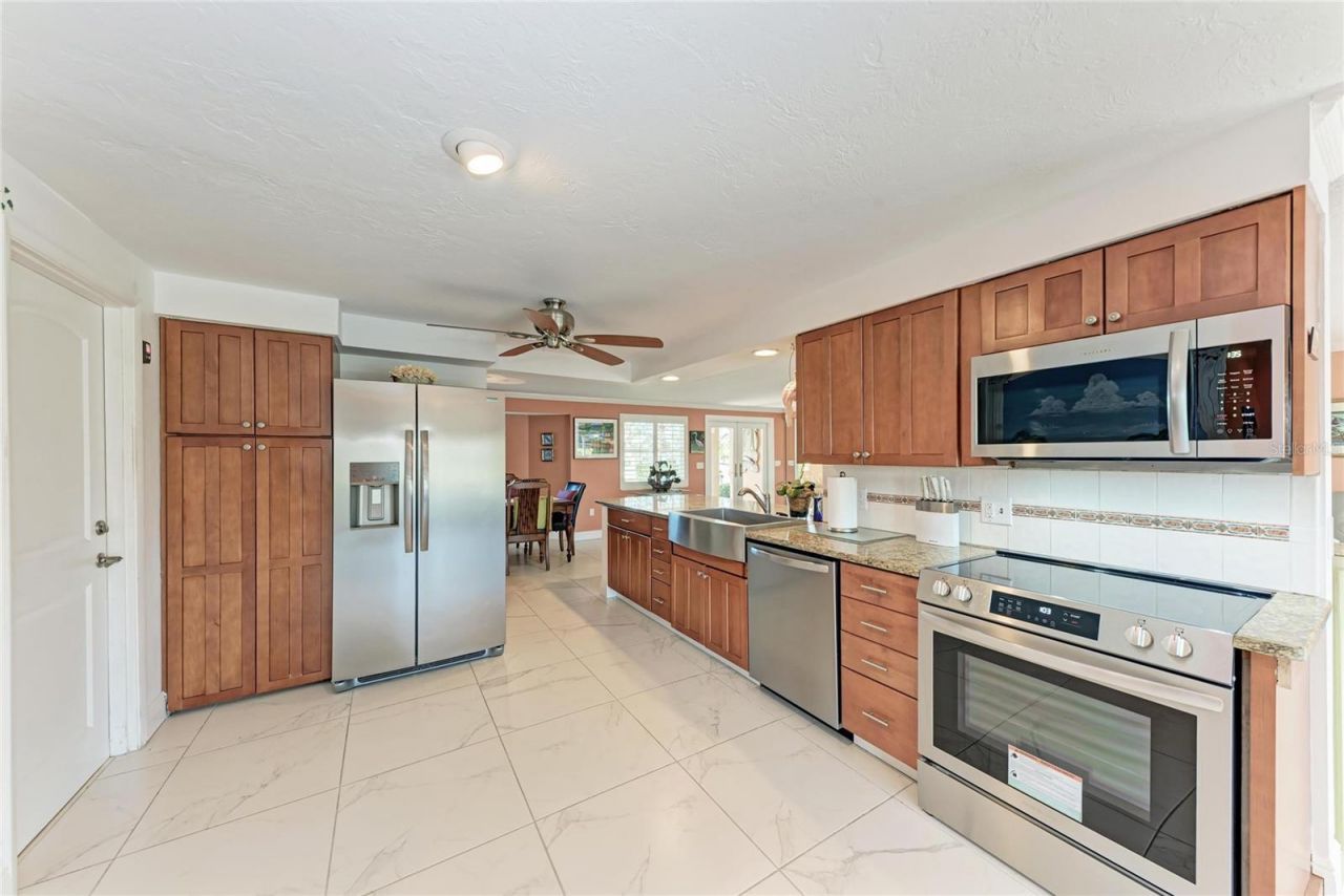 608 Hampshire Lane, Holmes Beach, FL 34217 Photo