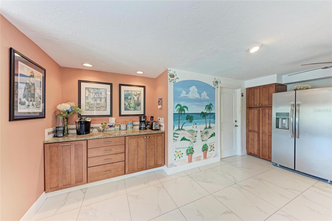 608 Hampshire Lane, Holmes Beach, FL 34217 Photo