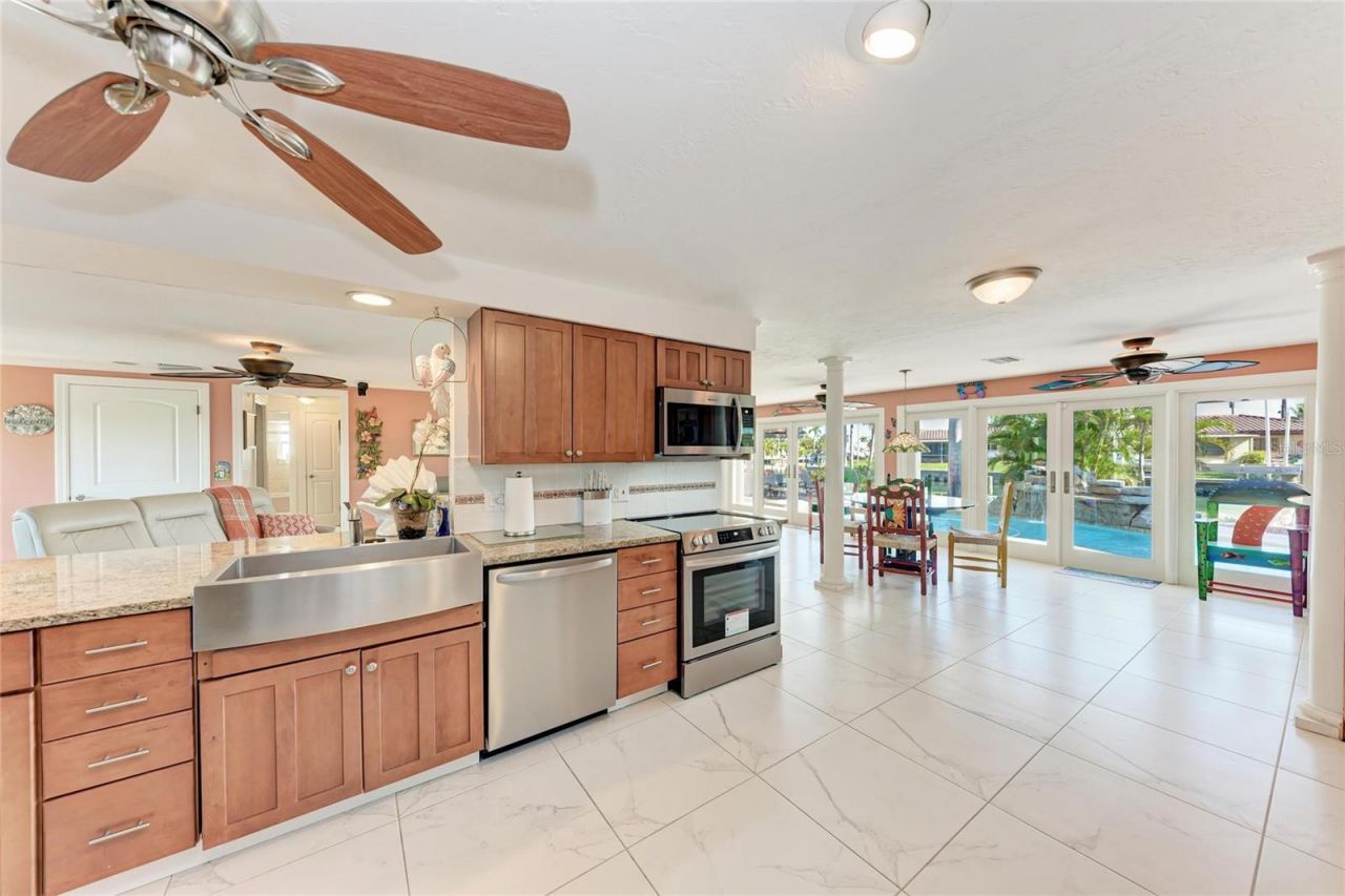 608 Hampshire Lane, Holmes Beach, FL 34217 Photo