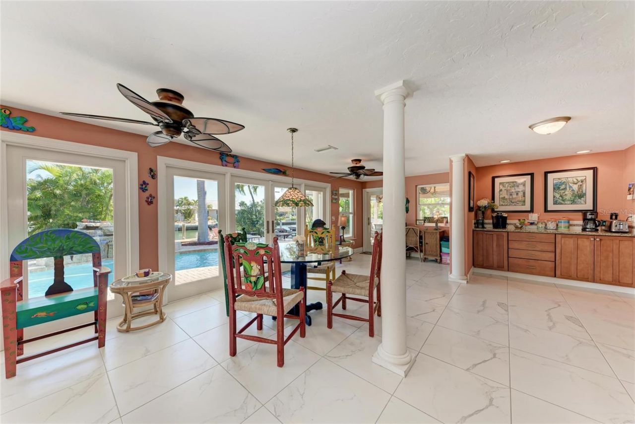 608 Hampshire Lane, Holmes Beach, FL 34217 Photo