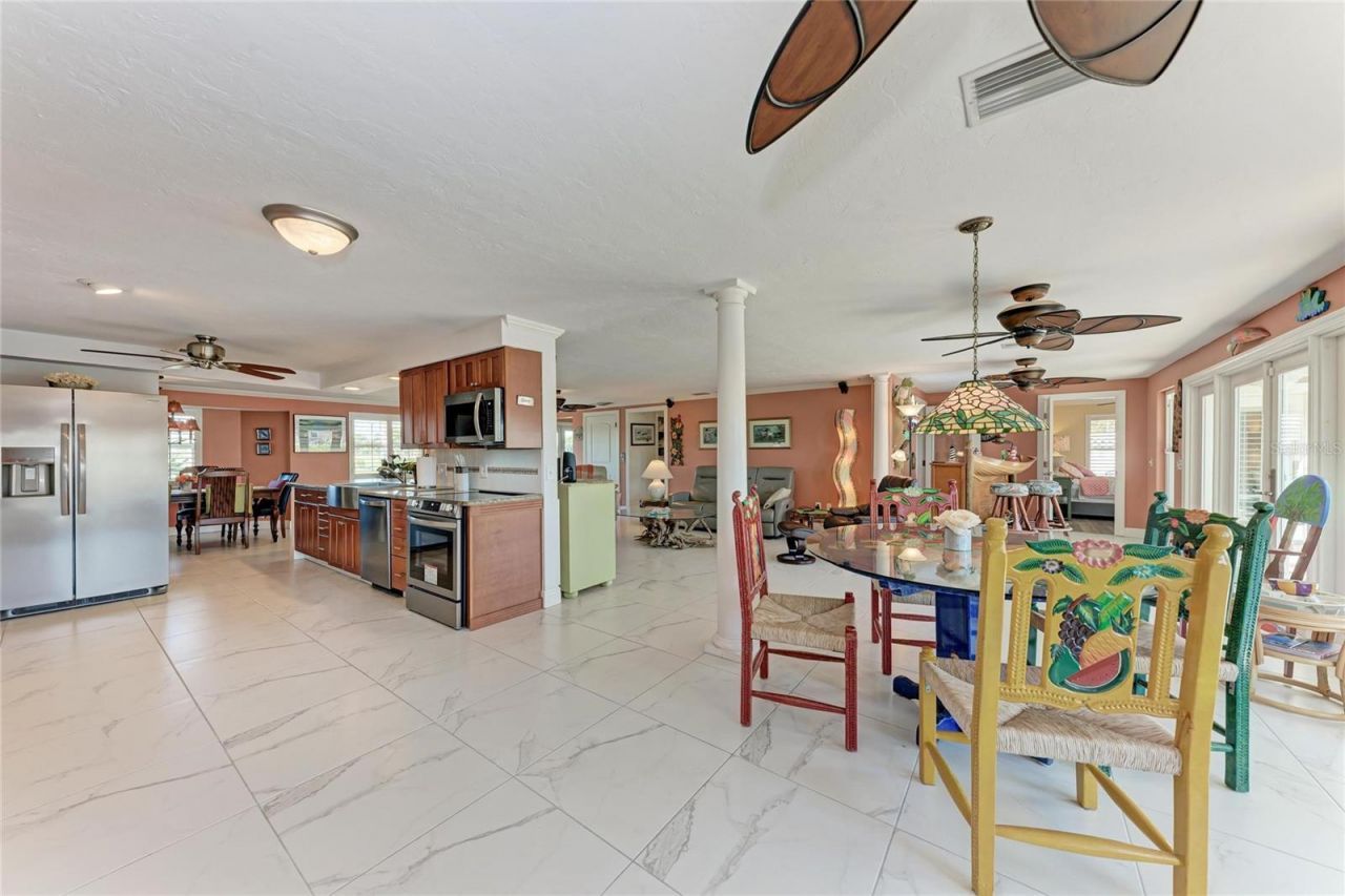 608 Hampshire Lane, Holmes Beach, FL 34217 Photo