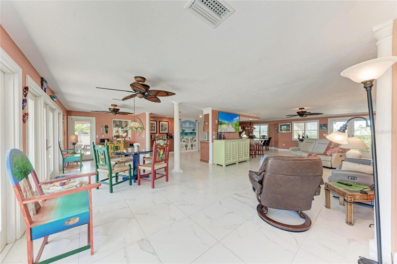 608 Hampshire Lane, Holmes Beach, FL 34217 Photo