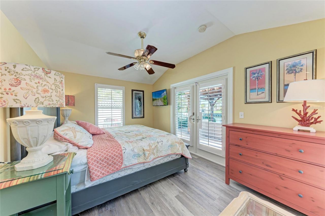 608 Hampshire Lane, Holmes Beach, FL 34217 Photo