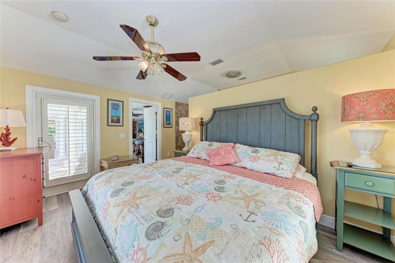 608 Hampshire Lane, Holmes Beach, FL 34217 Photo