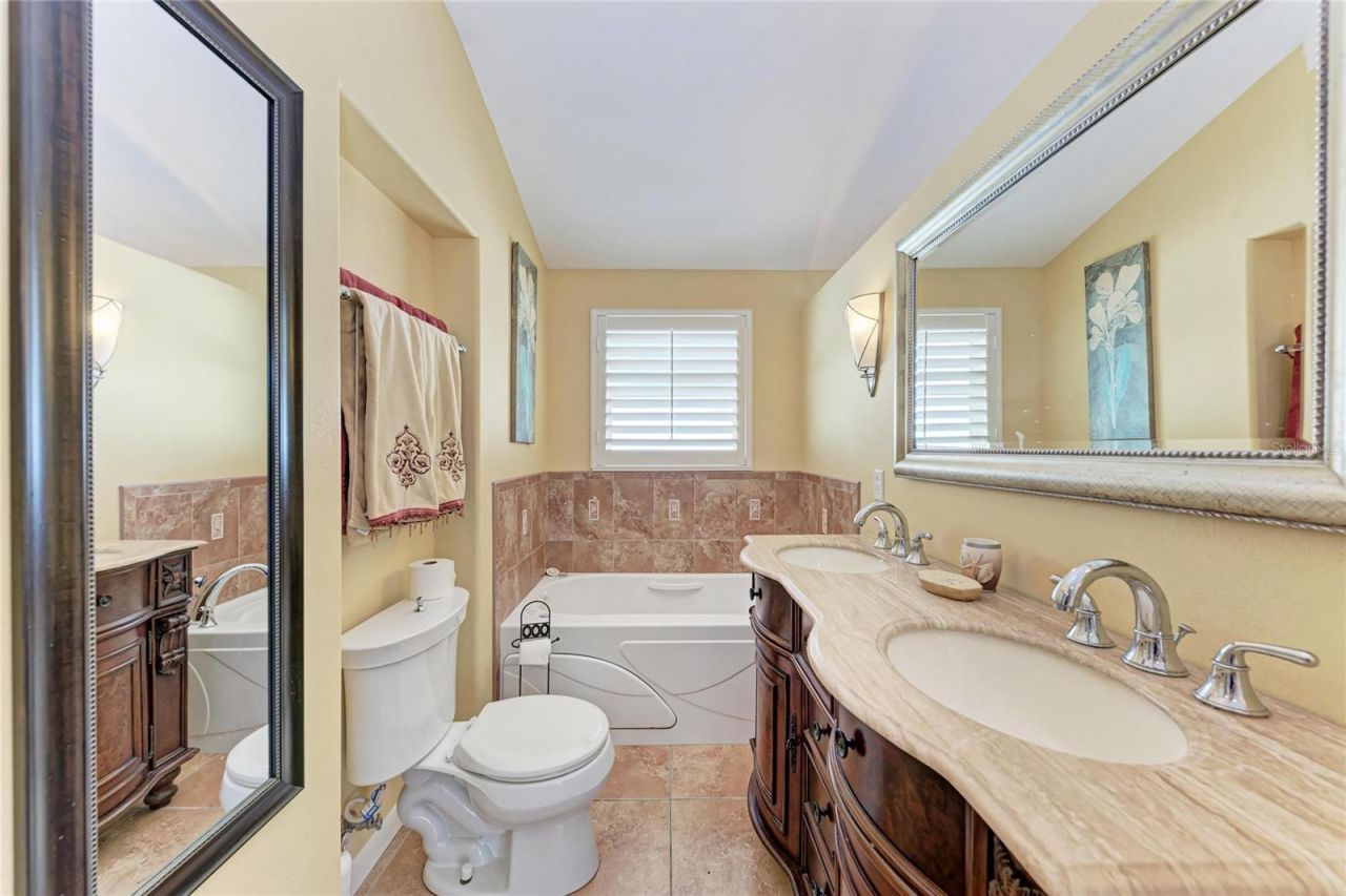 608 Hampshire Lane, Holmes Beach, FL 34217 Photo