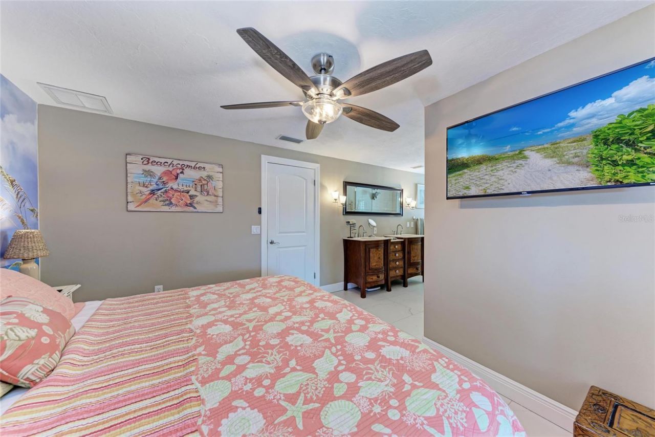 608 Hampshire Lane, Holmes Beach, FL 34217 Photo