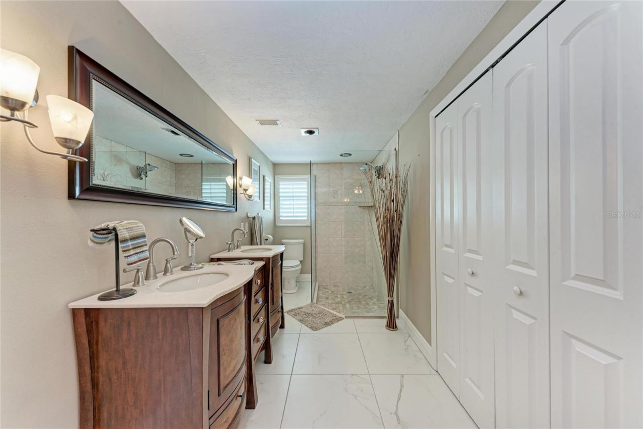 608 Hampshire Lane, Holmes Beach, FL 34217 Photo