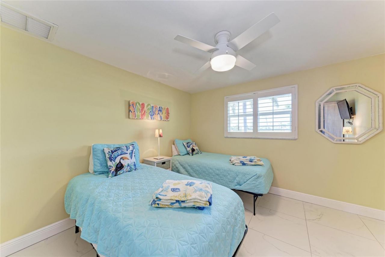 608 Hampshire Lane, Holmes Beach, FL 34217 Photo