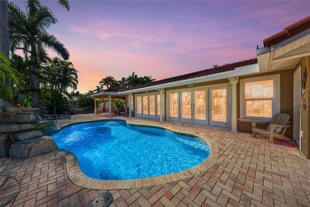 608 Hampshire Lane, Holmes Beach, FL 34217 Photo