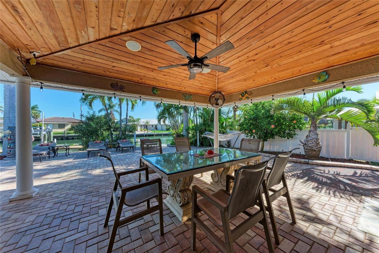 608 Hampshire Lane, Holmes Beach, FL 34217 Photo