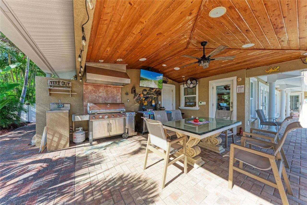 608 Hampshire Lane, Holmes Beach, FL 34217 Photo