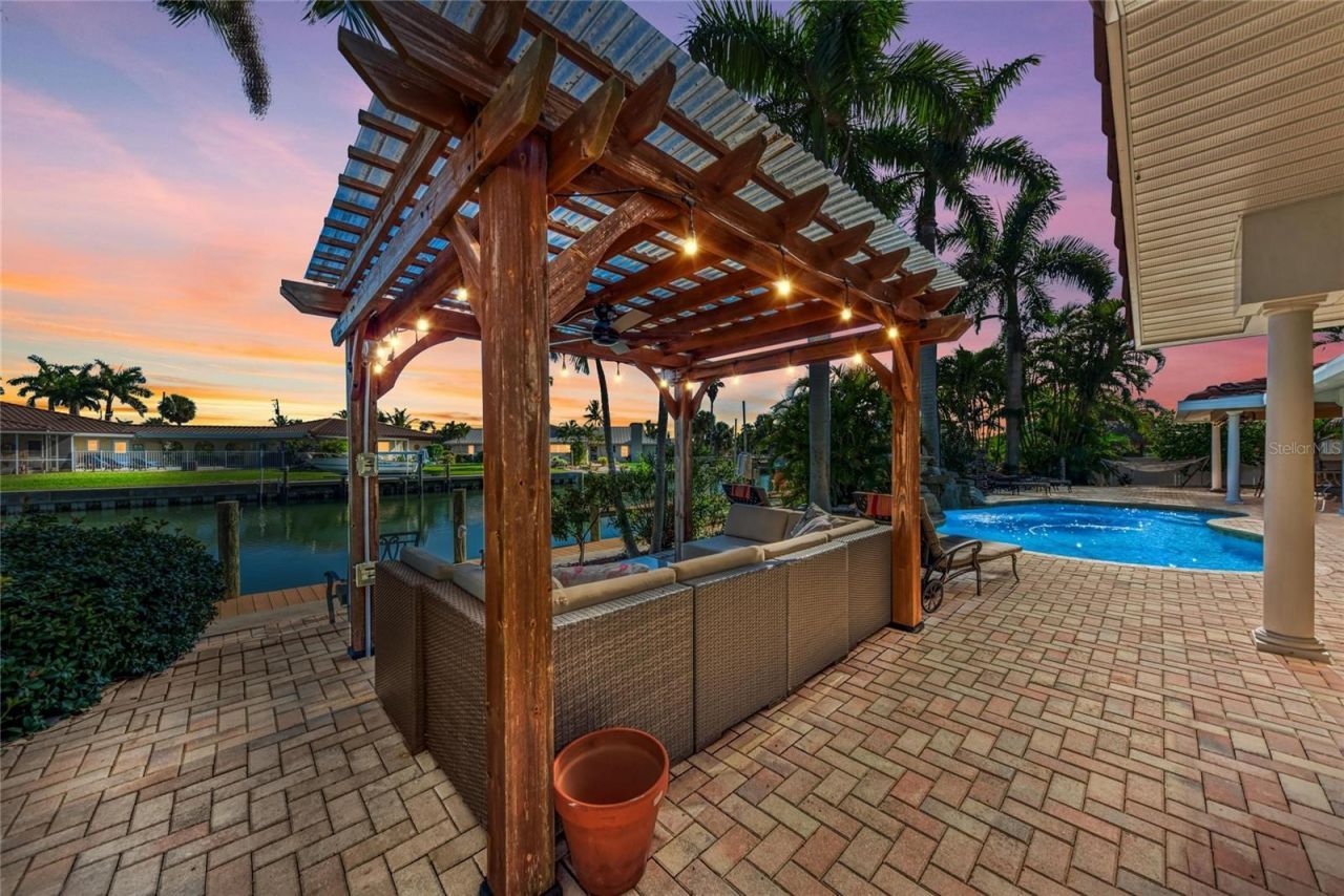 608 Hampshire Lane, Holmes Beach, FL 34217 Photo