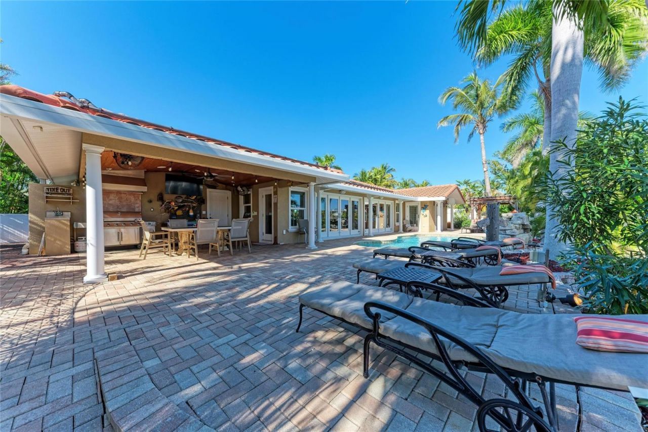 608 Hampshire Lane, Holmes Beach, FL 34217 Photo