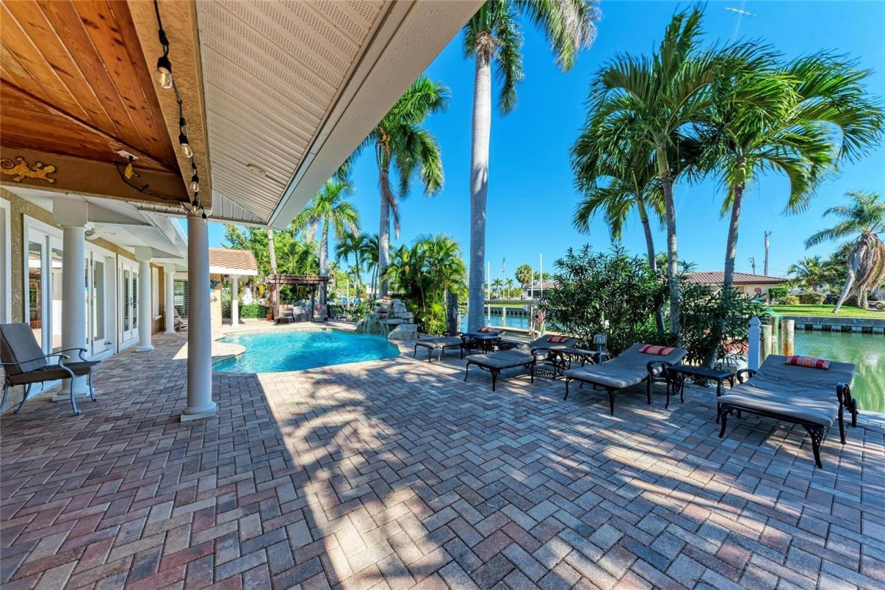 608 Hampshire Lane, Holmes Beach, FL 34217 Photo