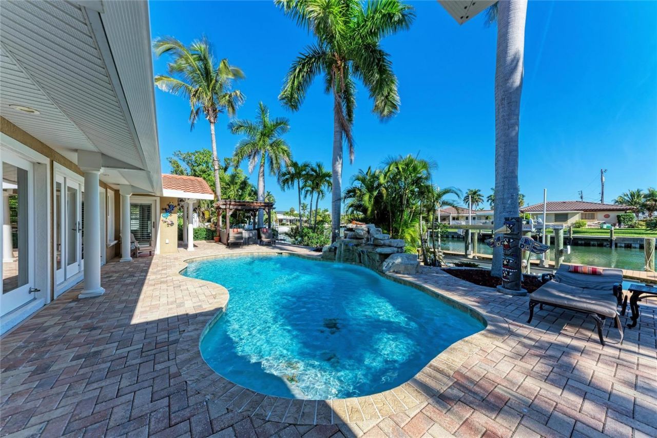 608 Hampshire Lane, Holmes Beach, FL 34217 Photo