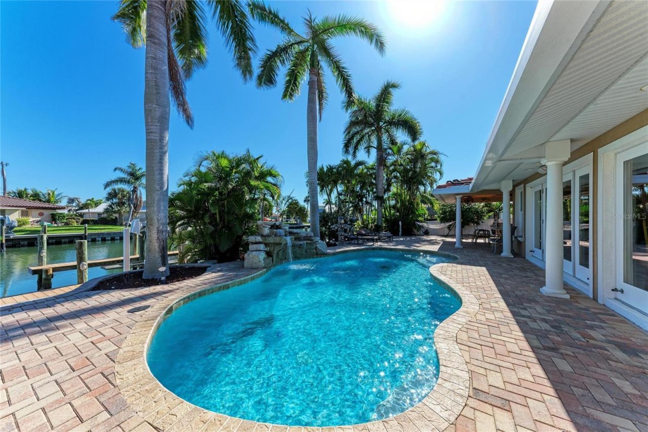 608 Hampshire Lane, Holmes Beach, FL 34217 Photo