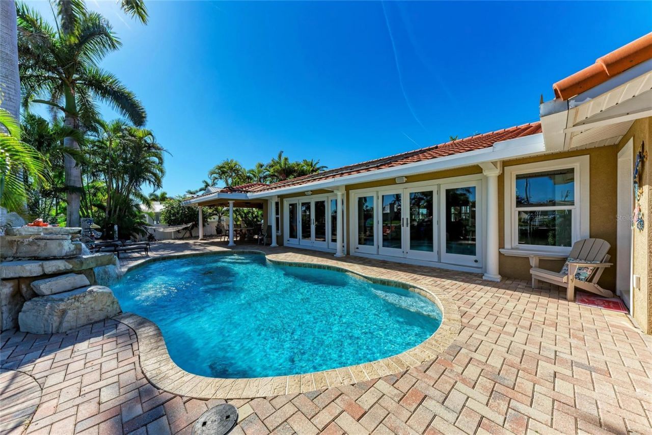 608 Hampshire Lane, Holmes Beach, FL 34217 Photo