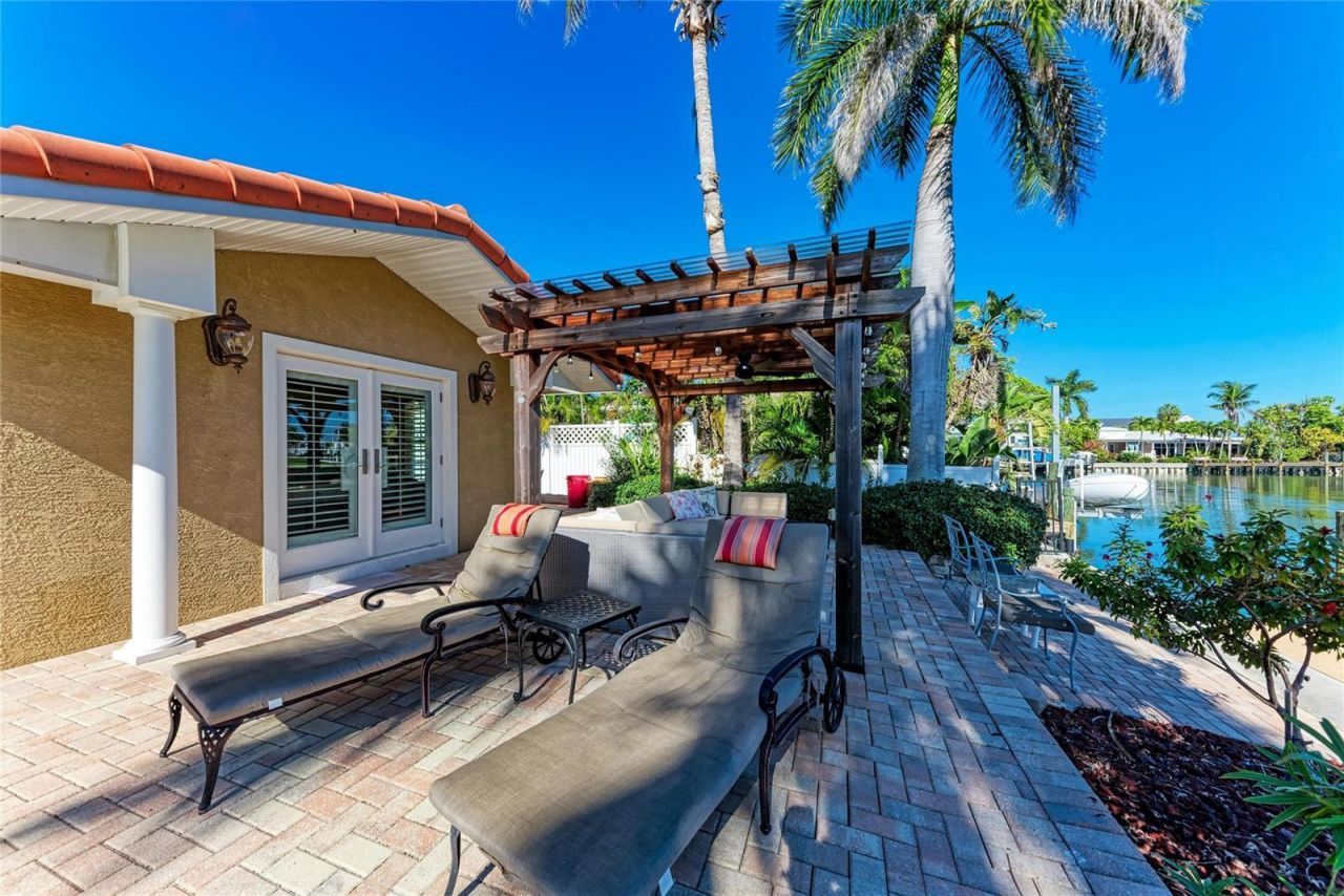 608 Hampshire Lane, Holmes Beach, FL 34217 Photo