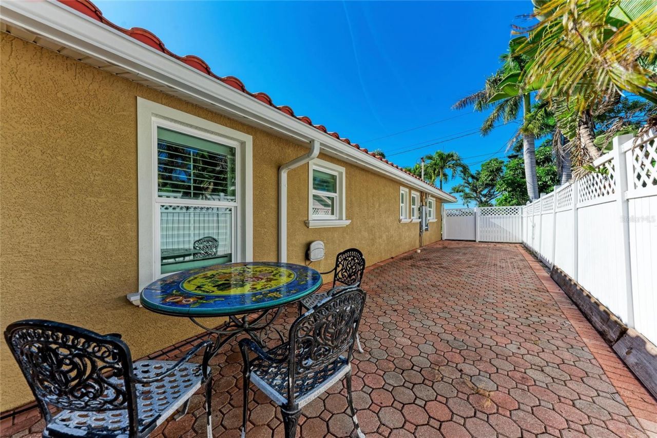 608 Hampshire Lane, Holmes Beach, FL 34217 Photo