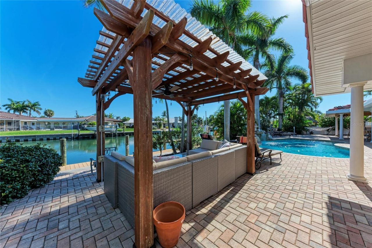 608 Hampshire Lane, Holmes Beach, FL 34217 Photo