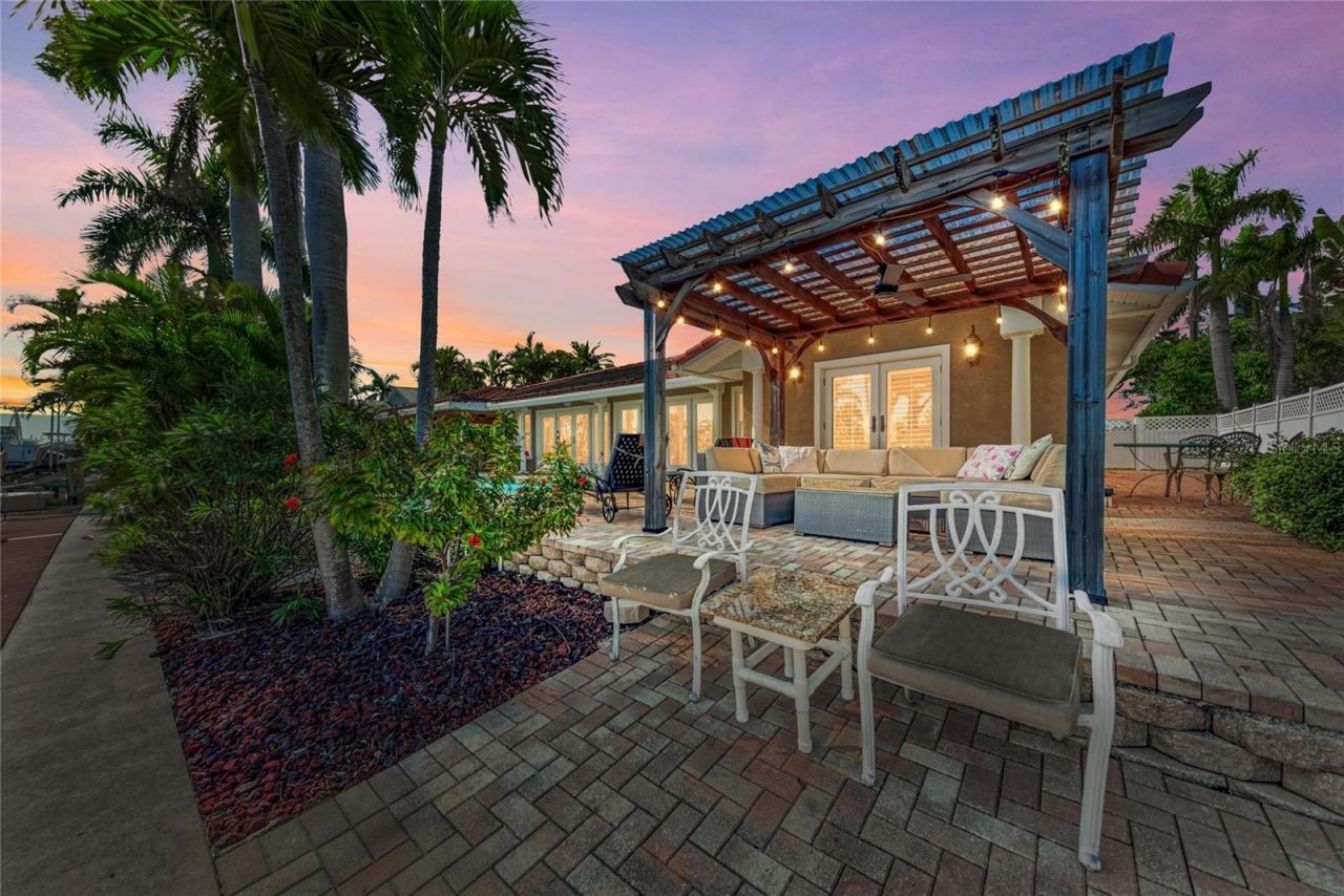 608 Hampshire Lane, Holmes Beach, FL 34217 Photo