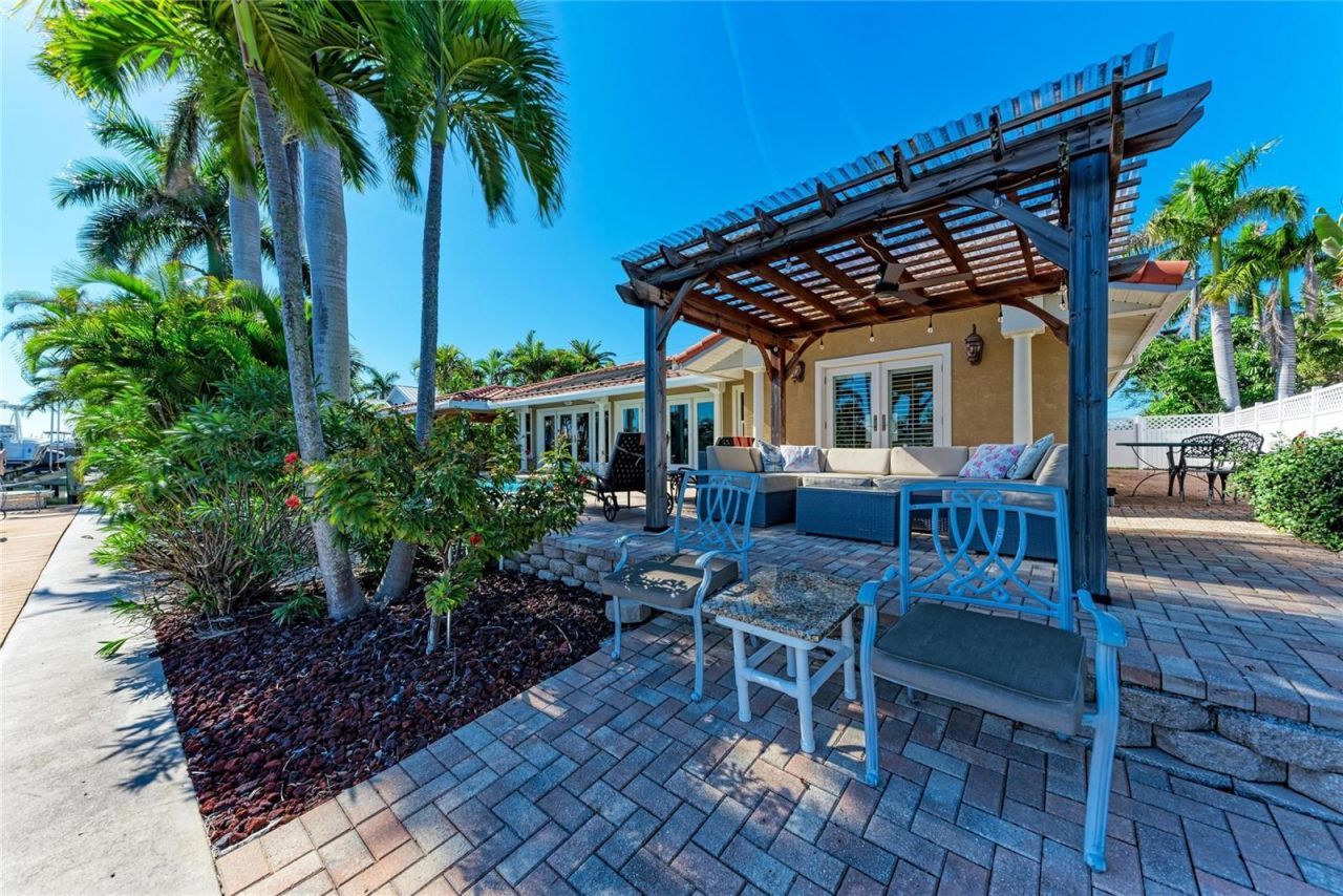 608 Hampshire Lane, Holmes Beach, FL 34217 Photo