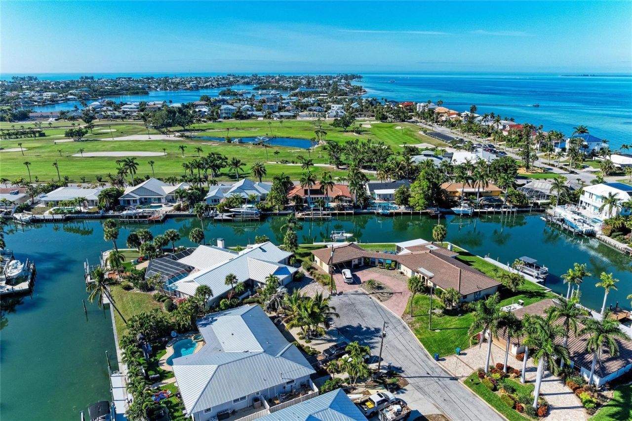 608 Hampshire Lane, Holmes Beach, FL 34217 Photo