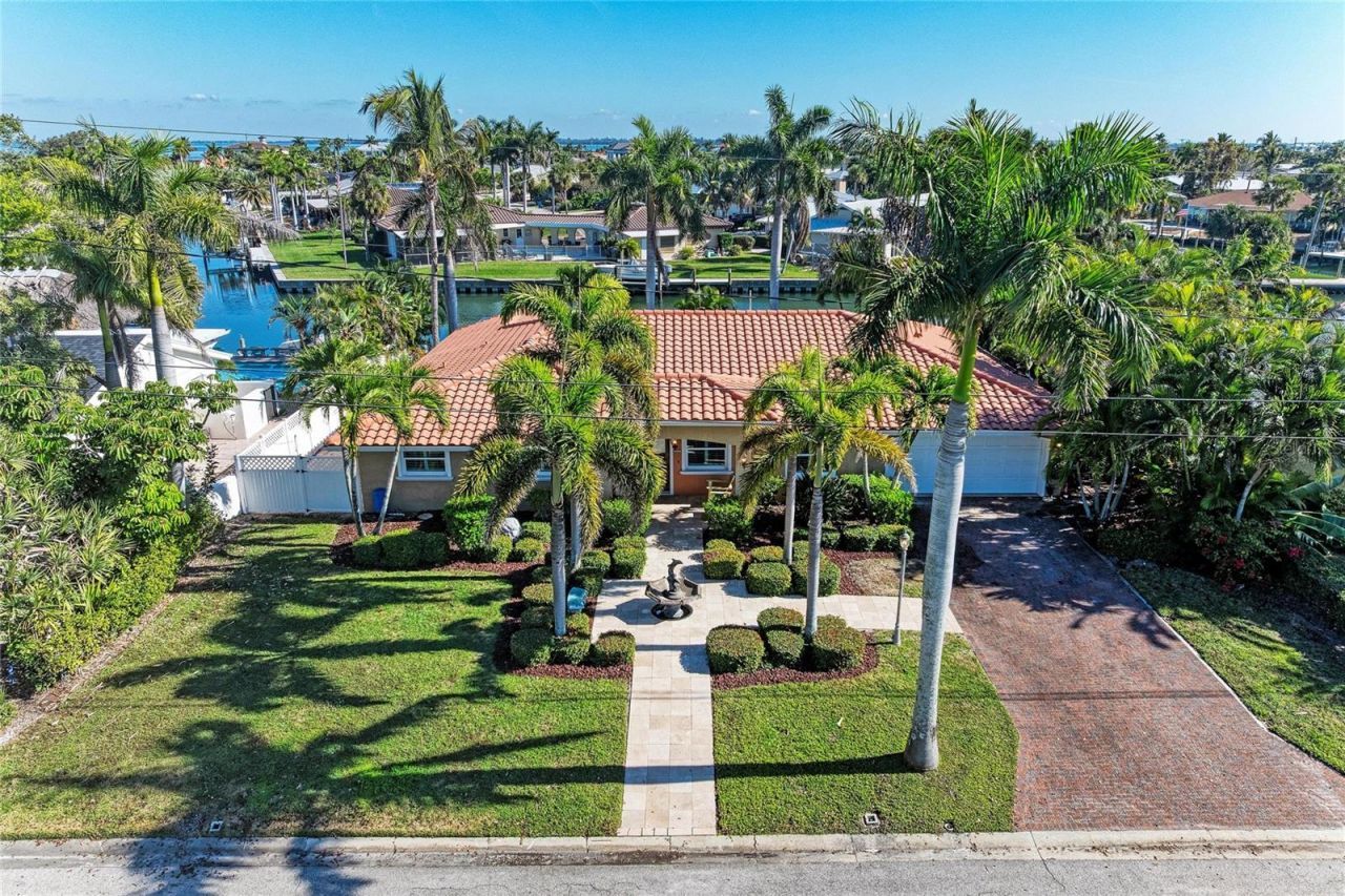 608 Hampshire Lane, Holmes Beach, FL 34217 Photo