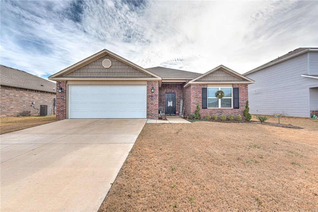 2400 Fennec Street, Siloam Springs, AR 72761 Main Photo