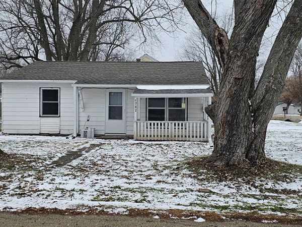 1702 W 9th Street, Dixon, IL 61021