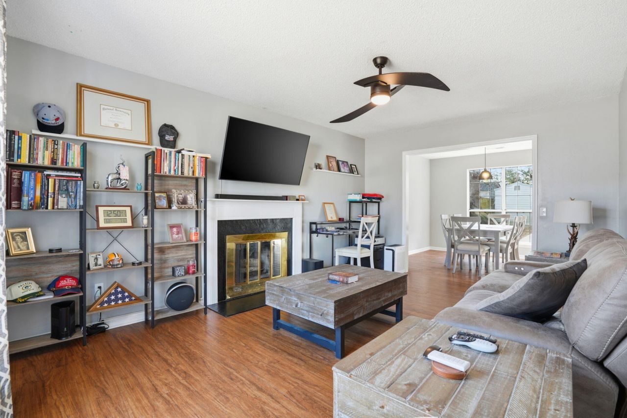 207 Hastings Drive Photo 3