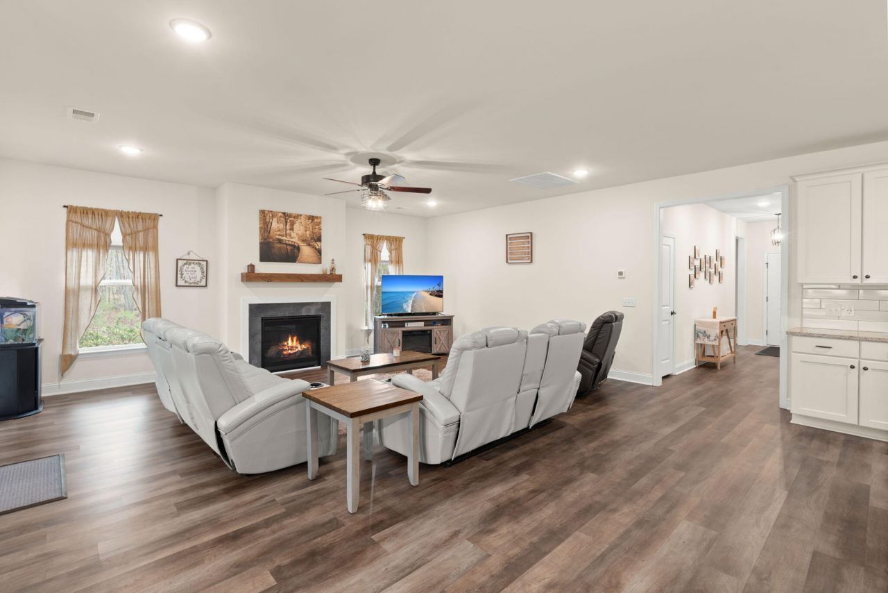 1206 Huron Court Photo 9