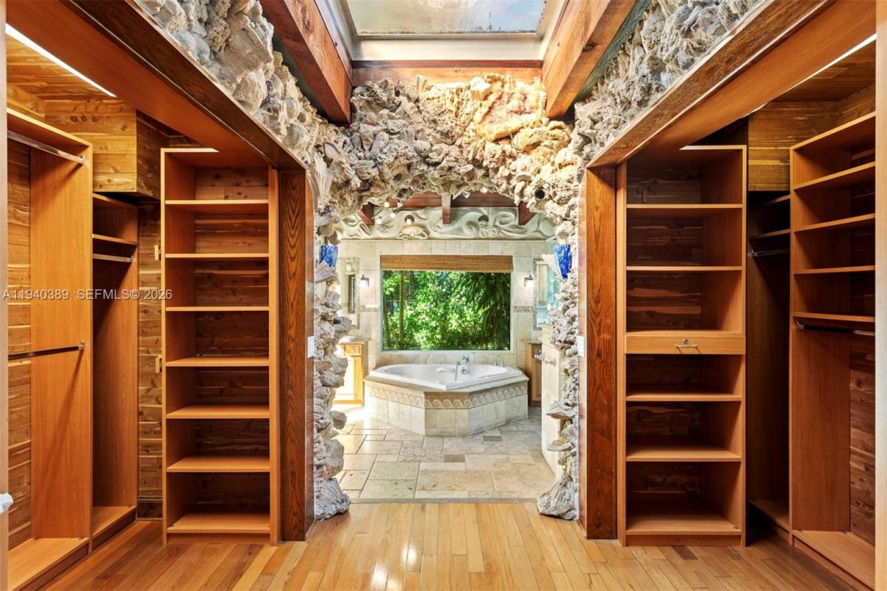 7975 Sunset Dr, Miami, FL 33143 Photo